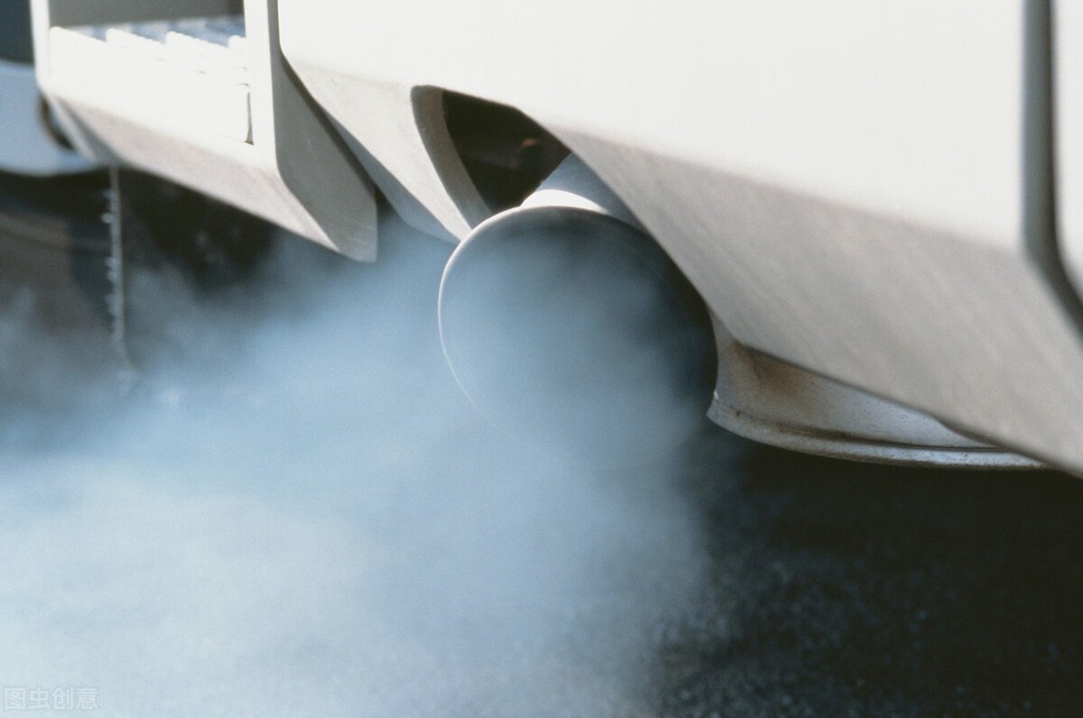 每次保养剩的机油一桶能不能用,汽车机油存放的正确方法