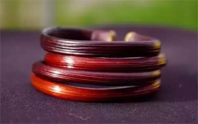 山上砍的木头做架子,山上藤条编织