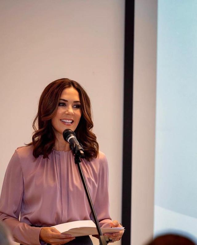 丹麦王妃玛丽穿针织衫图片,丹麦王储妃穿搭