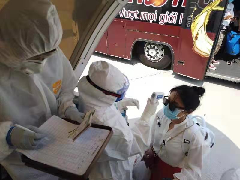 41架包机抵达武汉行李,103名湖北滞留海口游客包机归家