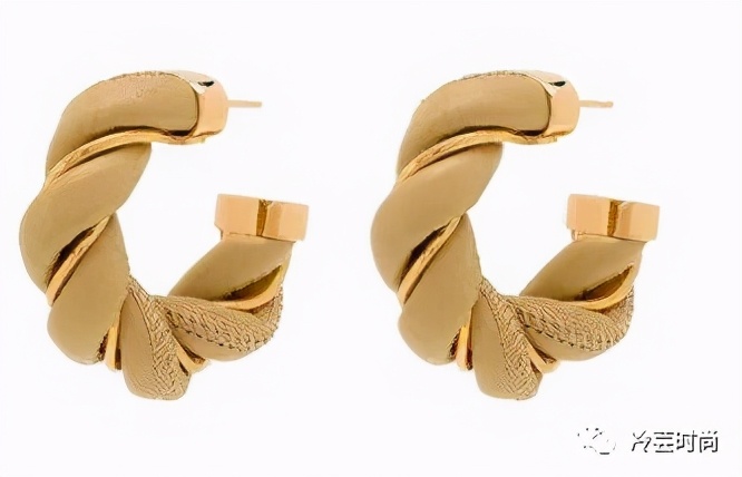 项链的活动扣佩戴方法,项链的佩戴要讲究八大搭配技巧