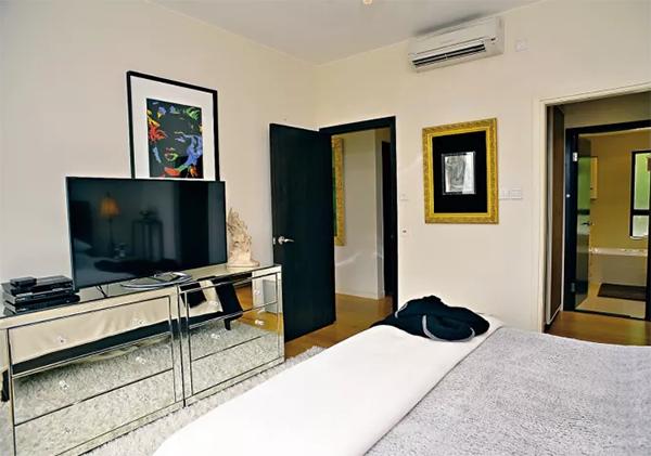 电视机挂墙上好看还是放电视柜,电视机放电视柜上还是挂墙好