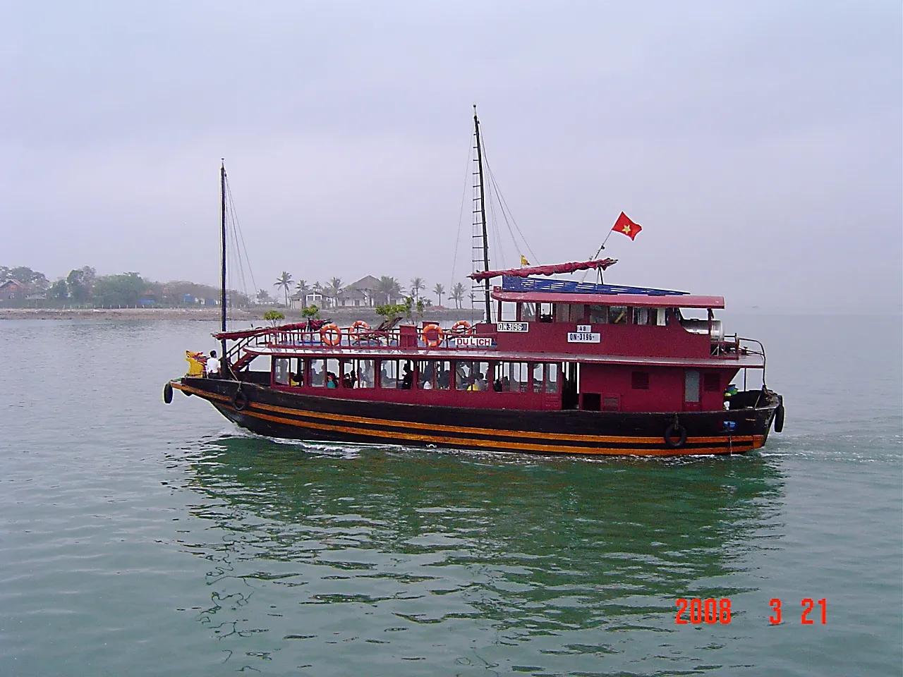 和欧美游客同船参加下龙湾一日游