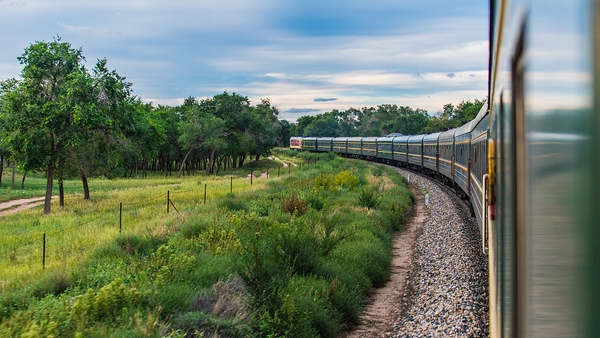 享受无聊的旅人乘火车穿越欧亚一站一景目不暇接