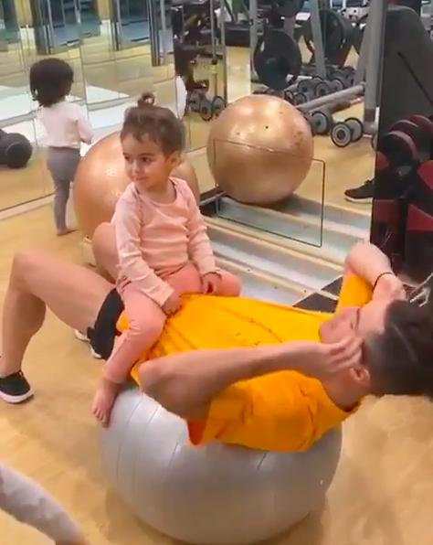 c罗带孩子们训练,c罗卷腹训练