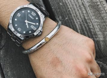 提升格调的日常配饰,小众配饰拯救沉闷穿搭