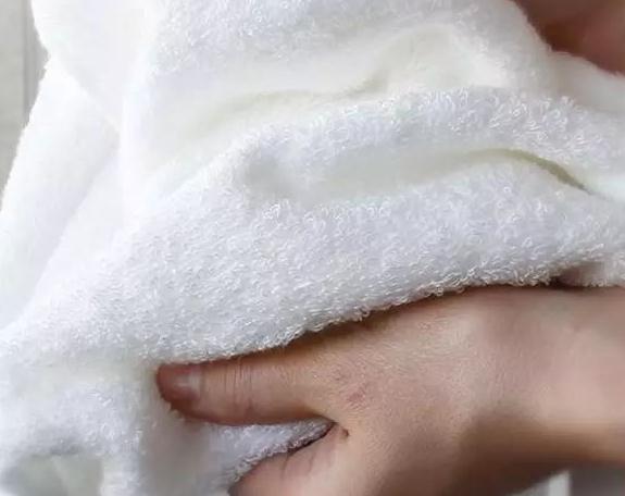 毛巾用久了又脏又臭加点它洗一洗,毛巾用久了又脏又难洗怎么洗