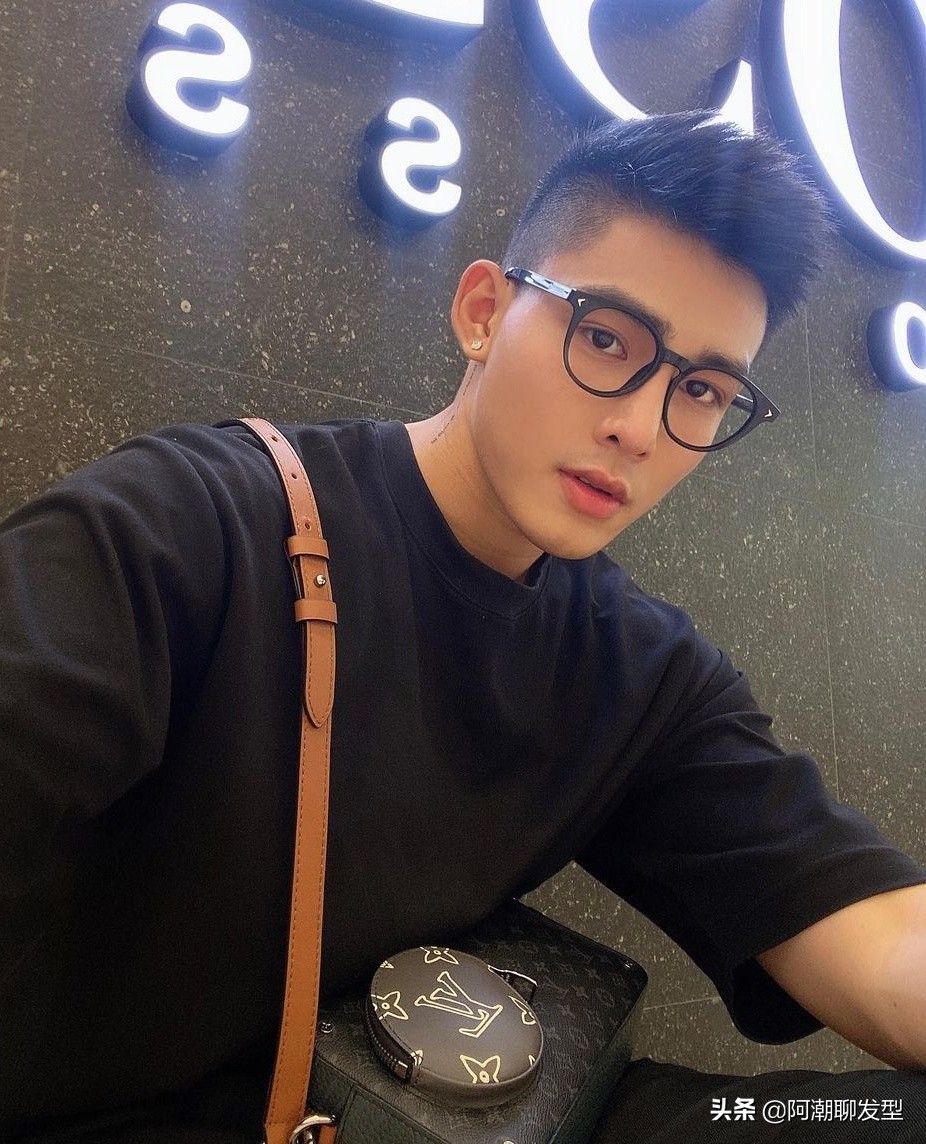 40多岁的发型2021年最流行的发型,2021年最流行的发型短发卷发减龄