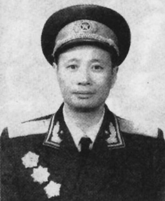 上将张震，78岁时要退休，*小平邓**：比我小10岁，还可以再干一届