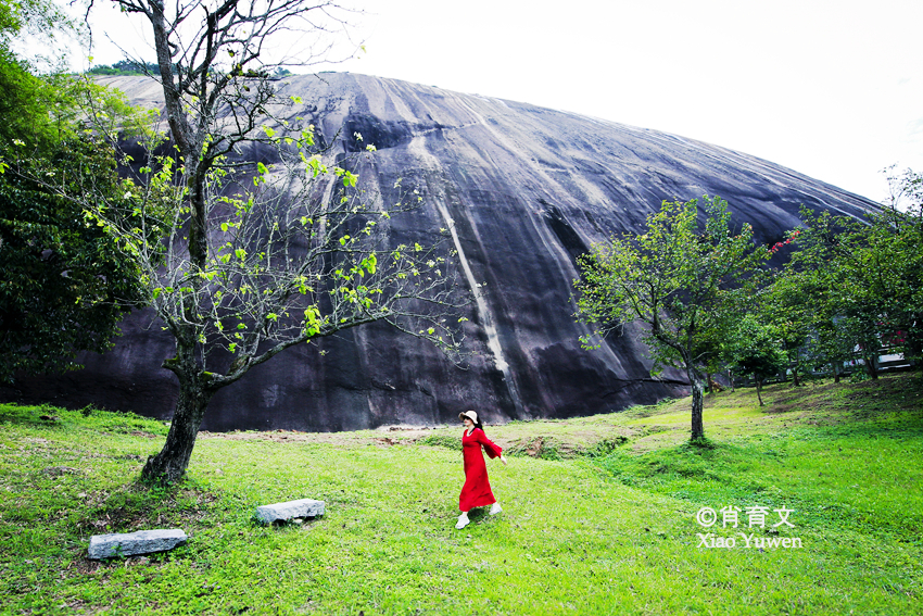 广东肇庆有块大斑石，有80个足球场大小，被誉为天下第一石