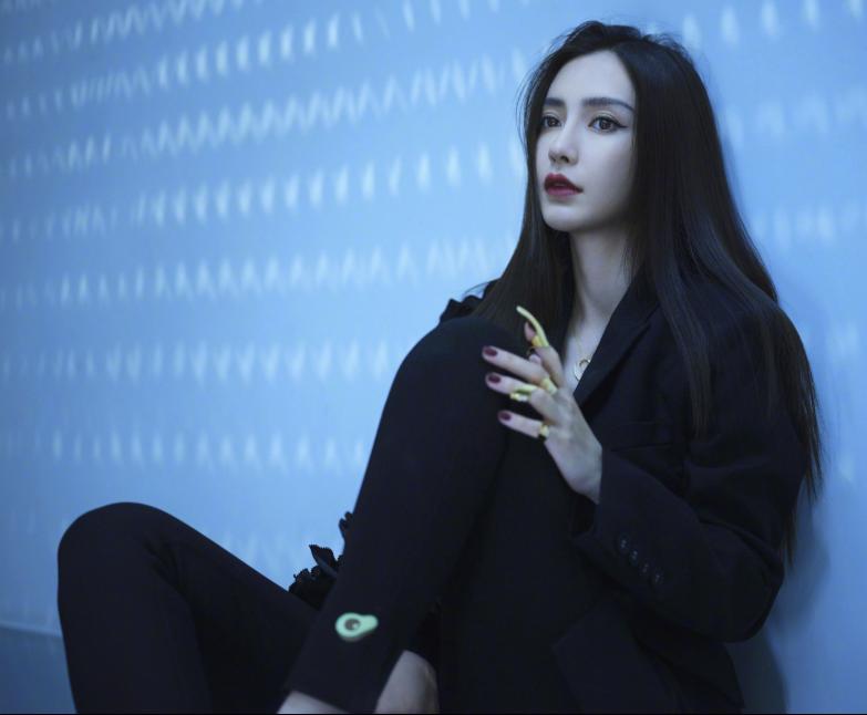 baby穿阔版西装秀蛮腰,baby黑西装造型气场全开