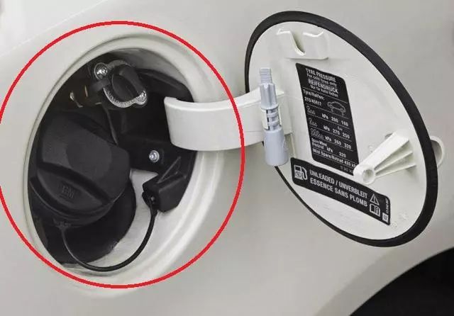 轮胎侧面有个小孔是怎么回事,轮胎侧面扎了小孔可以补吗