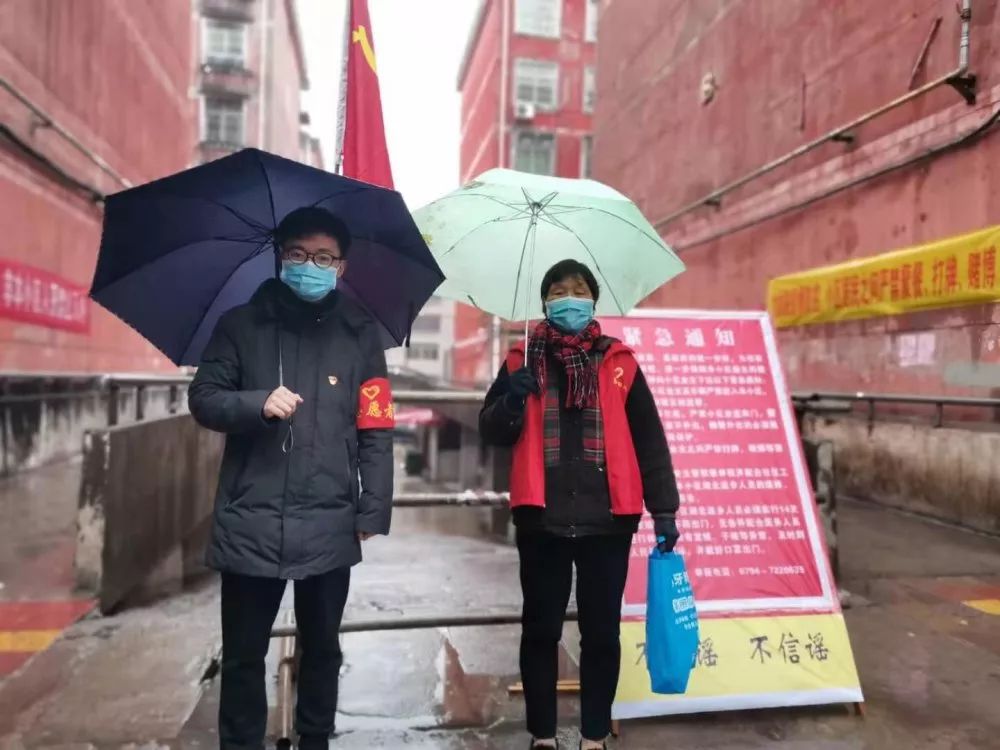 抗疫一线*党**旗红——*党**群一心“社区是堡垒,家家都参战”