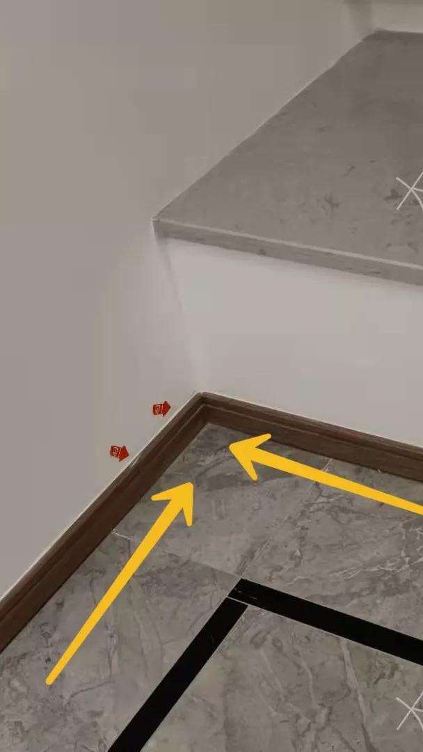 收房发现墙顶维修痕迹,精装房交房时踢脚线乳胶漆脱落