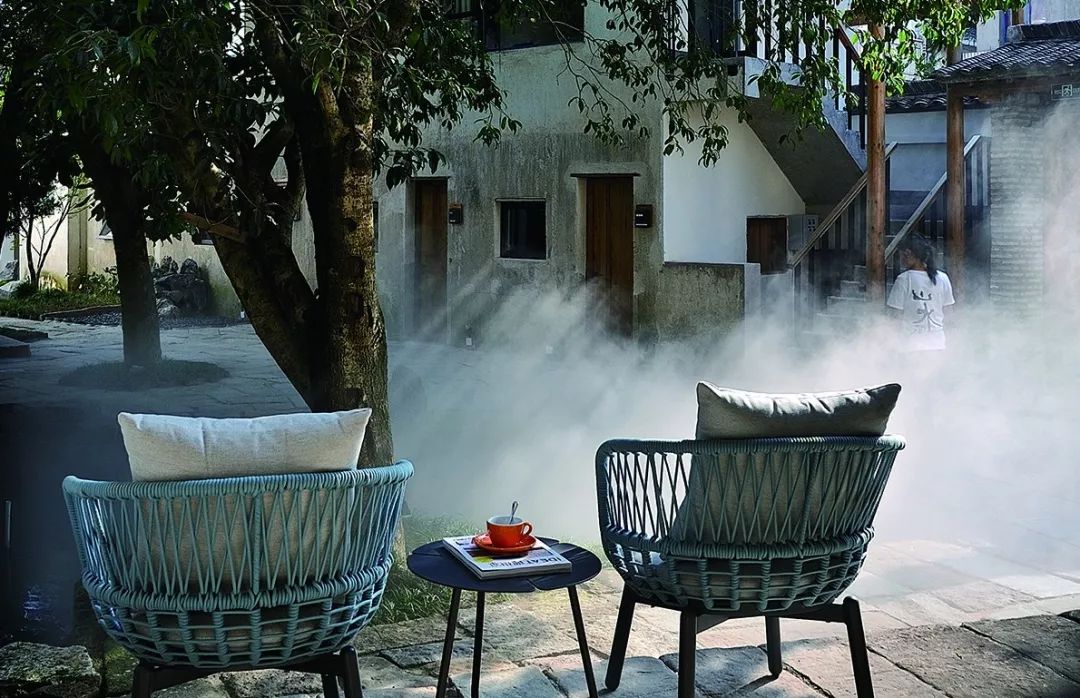 秋日河畔画中小镇，隐于茶园流水，山水间三店新开旅居吃茶慢生活