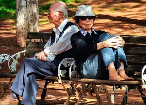 国外丁克和国内丁克一族有什么不同，步入老年后，结局不同