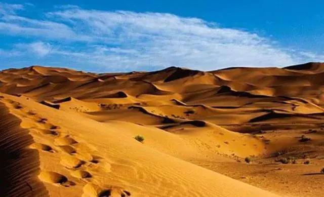 新疆广袤的沙漠地下真的有暗河吗,新疆的沙漠有一个大洞