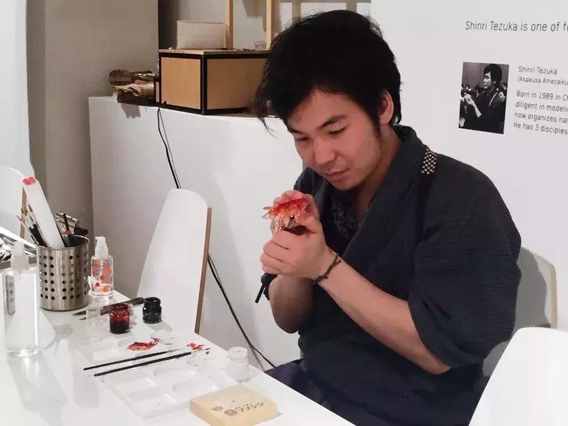 21岁日本小伙立志复兴糖艺制作，5分钟捏出金鱼熊猫，你舍得吃吗