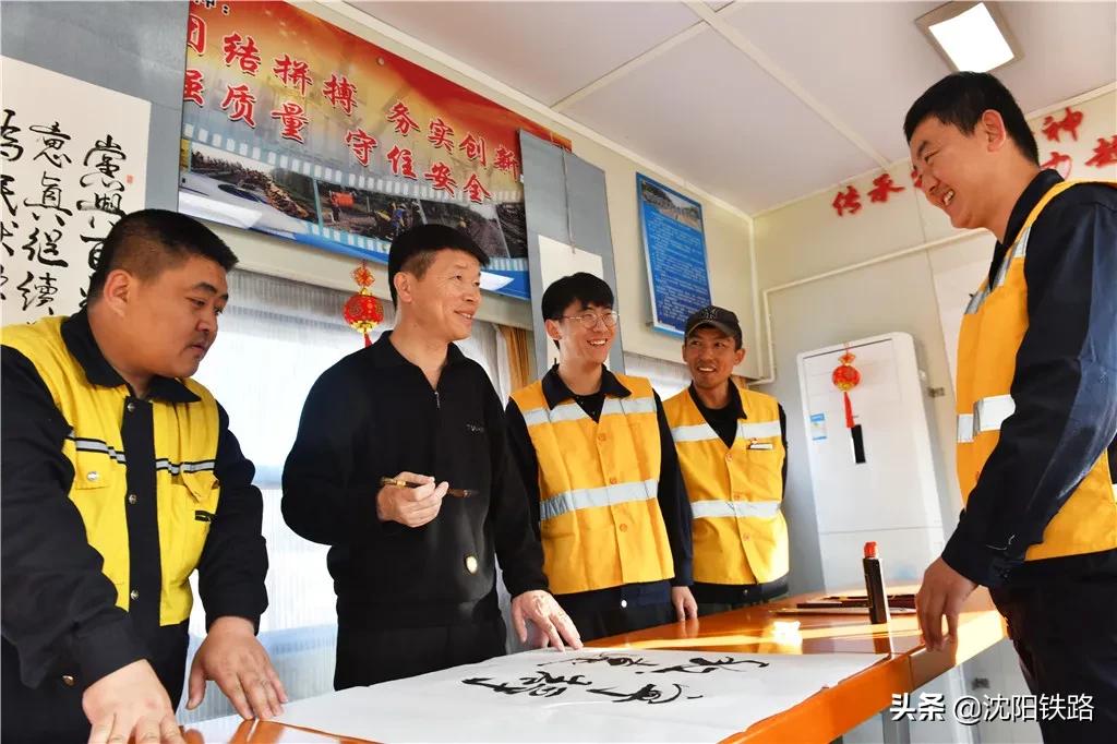 这是一列只有“纯爷们儿”的火车