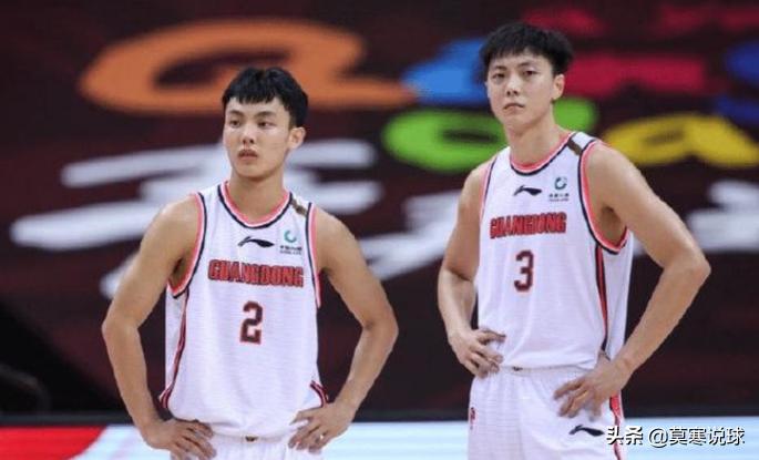 胡明轩vs广州队飙三分,广东队胡明轩和徐杰单挑
