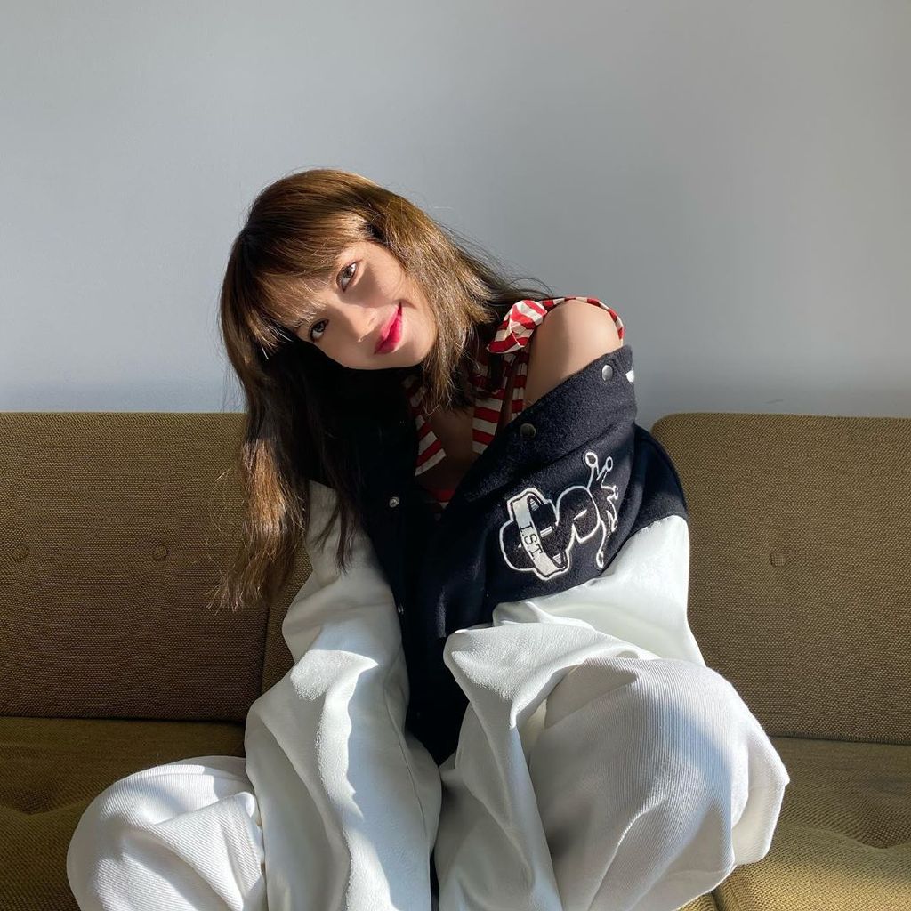 Lisa晒*服私**照，穿红白条纹吊带配拼接棒球服，明艳不失小性感