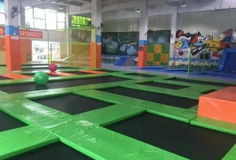 小孩戴安全绳蹦床花式玩法,各种花式蹦床合集