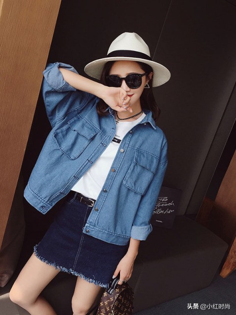 40岁女人减龄穿搭牛仔上衣加纱裙,牛仔外套配纱裙真好看