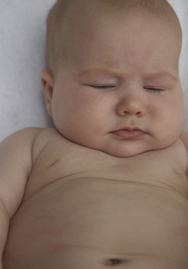 一岁半宝宝半夜睡觉突然大哭抓头,小月龄婴儿睡觉手乱抓把自己吓醒