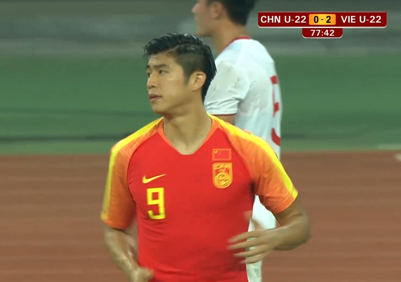越南小将亚洲杯头球一跃成名,越南球员梅开二度