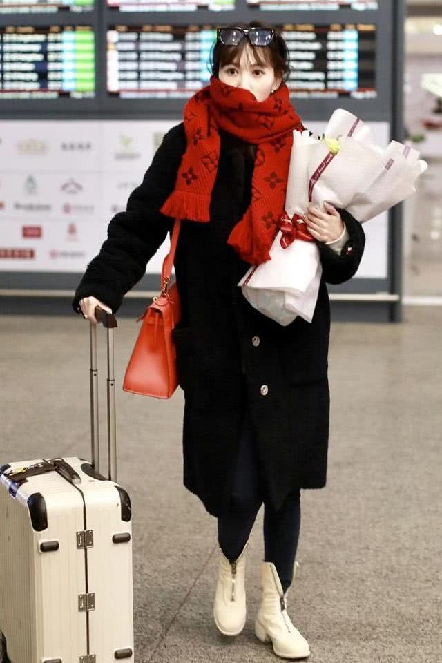 马蓉现身机场全黑造型墨镜遮面 (马蓉戴红围巾笑容满面获粉丝送花)