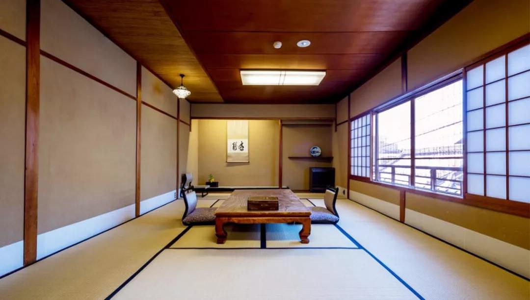 为英伦女神而生，20万日元一把的“樱和伞”，发售一小时就被抢光