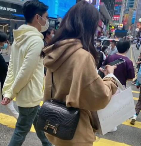 袁咏仪购物狂,袁咏仪向宋佳炫耀包