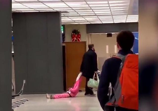 怎么教育孩子出门不让人抱,孩子为什么出门总要求抱