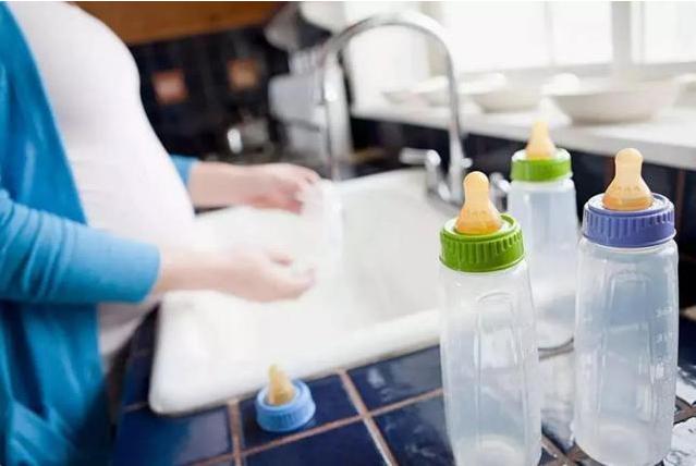 清洗奶瓶的正确方法和注意事项,清洗奶瓶一定要用专用的清洗液吗