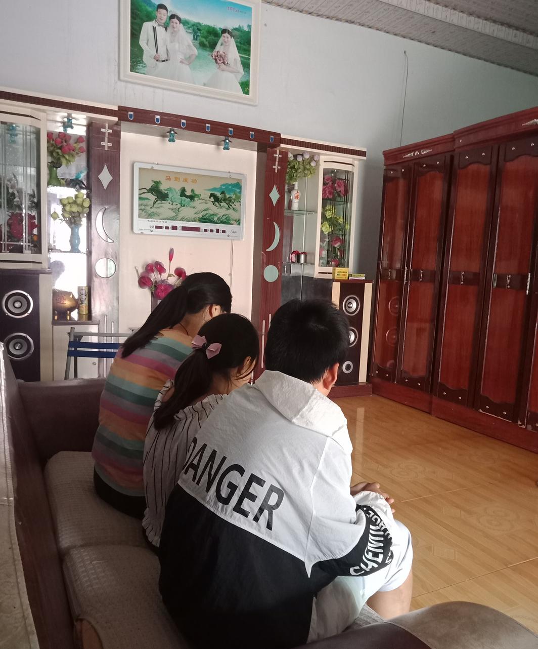 男子暴打女儿逼妻子回家,男子当街暴打亲生女儿惹众怒