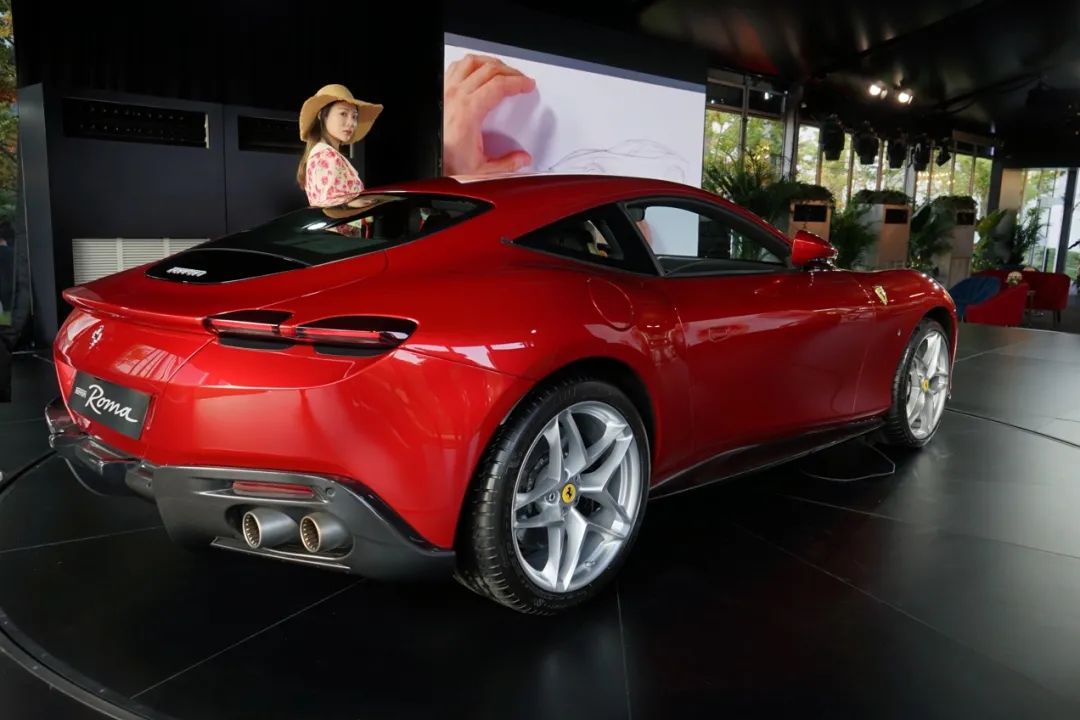 法拉利roma白外黑内,法拉利roma白色硬顶