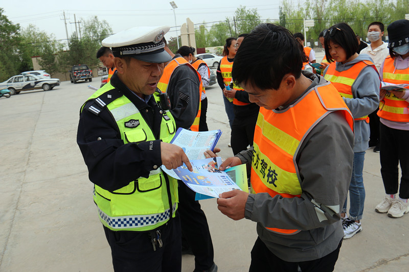我为群众办实事丨民勤公安交警走进东方驾校开展“醉驾入刑十周年”、“一盔一带”交通安全及防电诈宣传活动