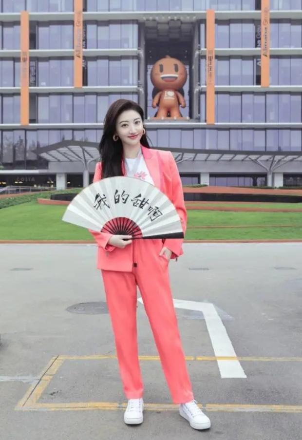 景甜机场私服照满屏都是高级感,人间富贵花景甜白衣