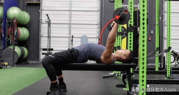 杠铃卧推右肩膀痛恢复后使不上劲,杠铃卧推肩膀容易酸得不行