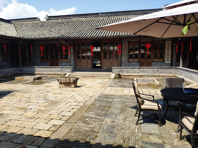 一条海棠路，半座三亚城：“海岛第一路”背后蕴藏怎样的资源密码