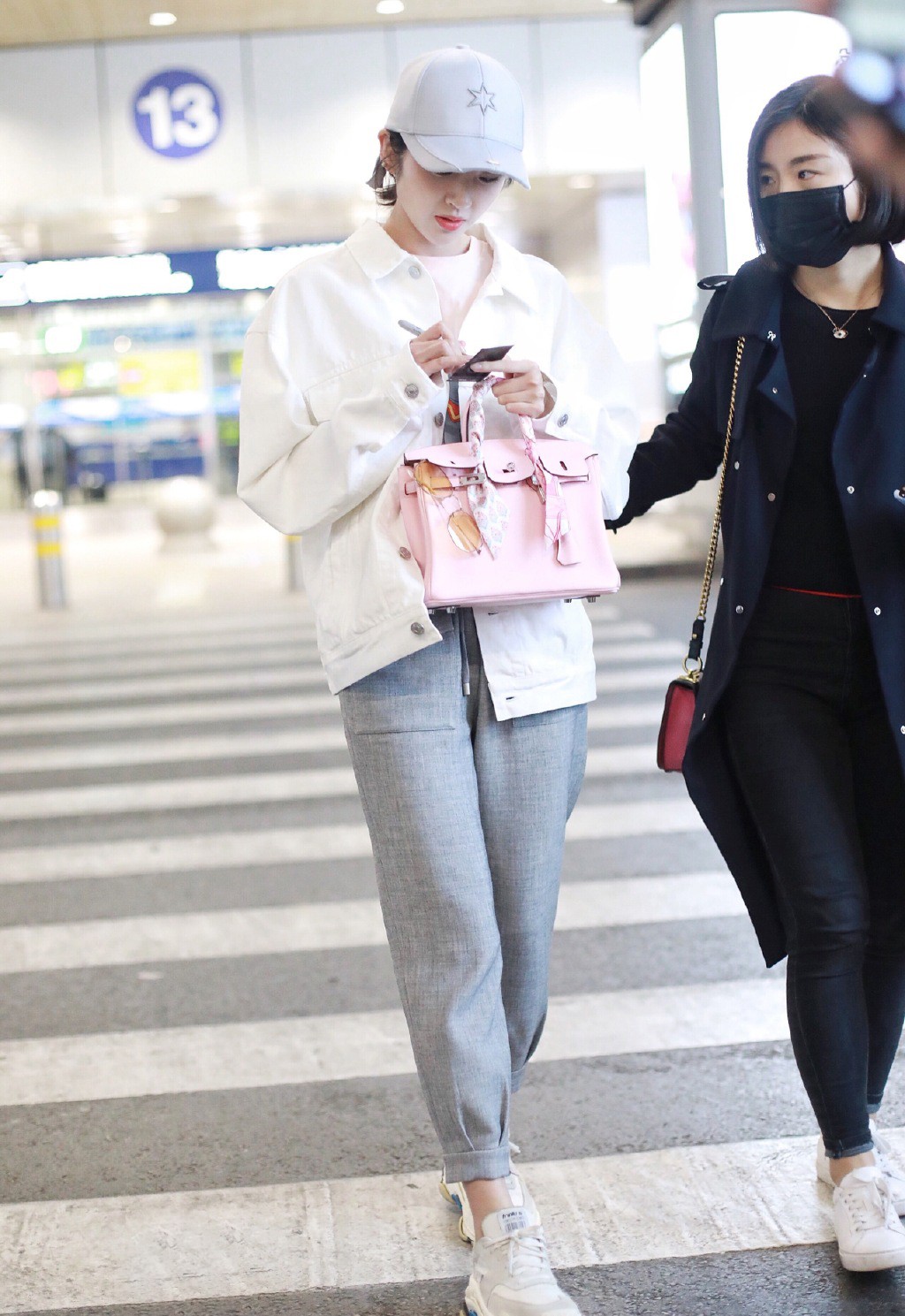 唐艺昕穿背带裙现身机场减龄扮嫩,唐艺昕白色外套搭浅色牛仔裤