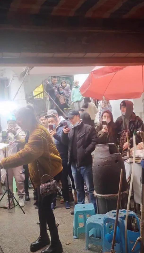 爆米花网红大叔抖音,爆米花大叔变装视频最火