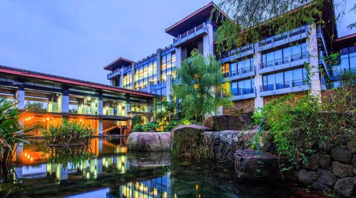 降温了一起去泡温泉,天气微凉正是泡温泉的好时候