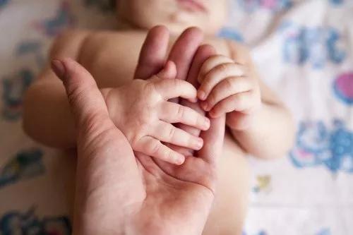 鞭炮声太大扰乱宝宝睡眠作息，宝妈可以这样做