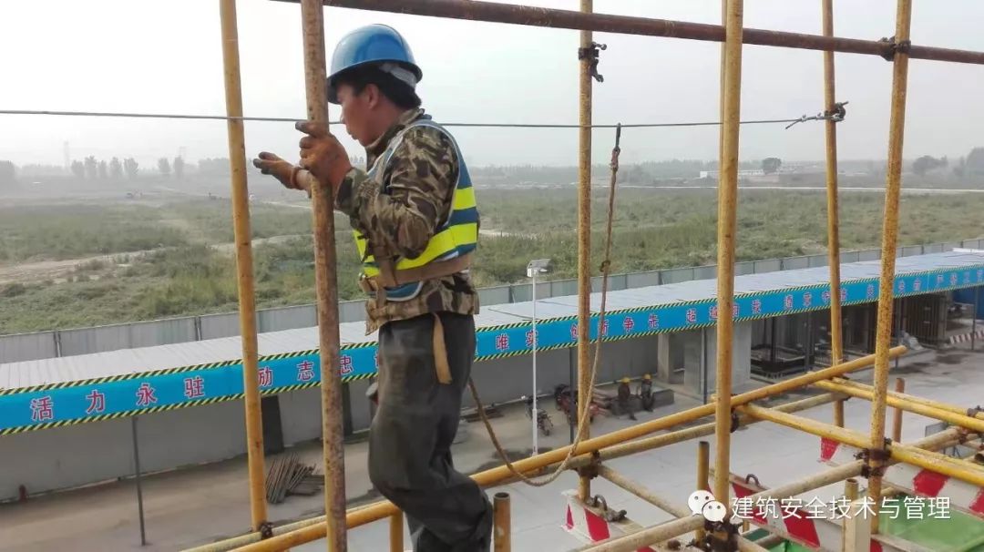 高处作业安全带的拴挂方法是什么,防坠落安全带正确系法