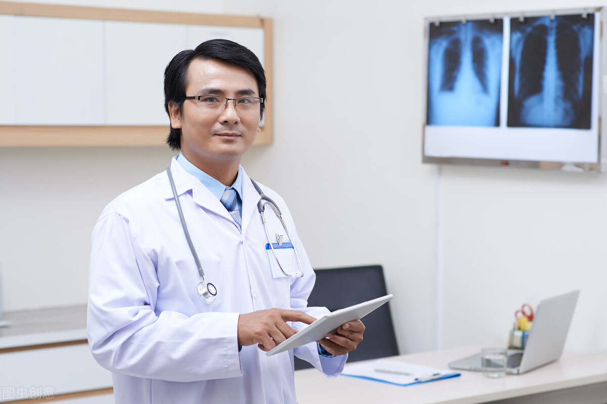 狗狗呕吐白色的泡沫粘液,幼狗吐白色粘液怎么回事