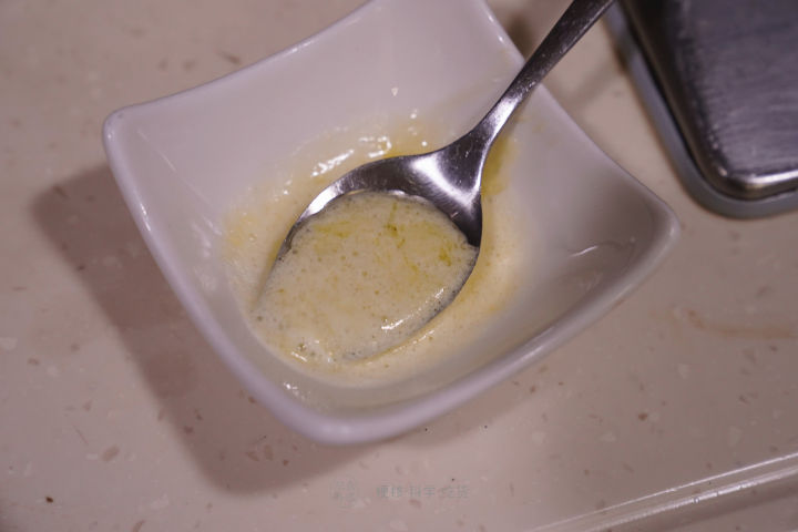 煎牛排大火会糊吗,煎牛排温度高黄油糊了