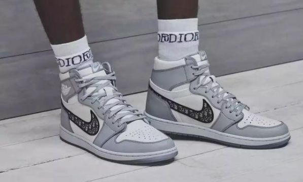 阿迪prada联名运动鞋,阿迪跟耐克的联名视频