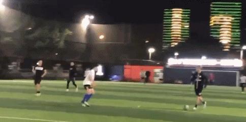 韦世豪爆铲郜林,韦世豪出现在野球场