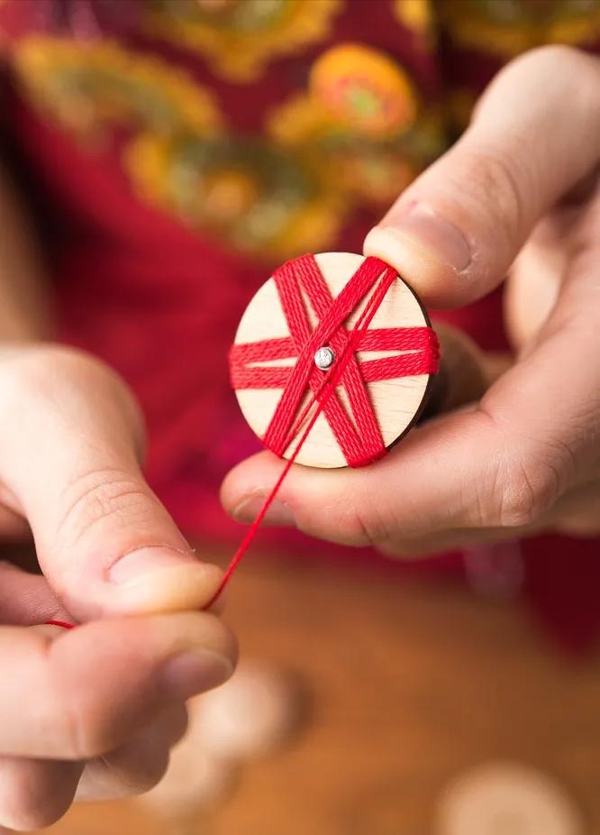 一个圆周边加一点装饰,用彩线做简单的小装饰